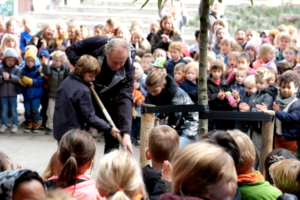 Gerrit van Es plant boom ter gelegenheid van oplevering basisschool
